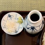 蔦や - ざるそば ¥900 のつゆ、薬味