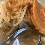 汁麺屋 どっぷりしやがれ - スープと味の付いた豚