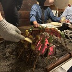 料亭 長坂 - 最後に出汁醤油を塗って仕上げます