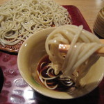 並木藪蕎麦 - 蕎麦を手繰る