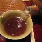 並木藪蕎麦 - 蕎麦湯を注ぐ