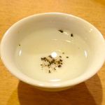 茶遊亭 - ウェルカムドリンクの梅昆布茶