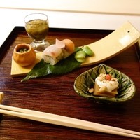 祇園 末友 - 新もずく、とびこ、かんぴょうの白和え、ふきの葉と筍のひめ皮炒り煮、桜鱒には木の芽、桜鯛にはしそ、空豆