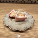 Tarou Shokudou - 季節のフルーツとチーズの生ハム包み