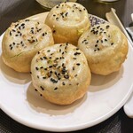 李記 - 料理写真:令和5年12月
                    営業時間(11:00〜22:00)
                    焼き小籠包4個 税込440円