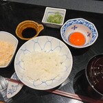四季彩ダイニング　春 - ◯卵かけご飯セット
      …とりと、自家製だし醤油、大分蘭王というブランド卵。私はお揚げと三つ葉のお吸い物です。