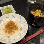 四季彩ダイニング　春 - 旦那くんは、自家製のちりめんじゃこ乗せご飯。
      お味噌汁は、蟹出汁のお味噌汁だそう