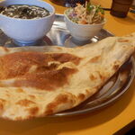 ネパールカレー RaJa 1号店 - でかいナン