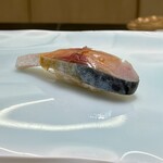 鮨 なんば - 鯖　白板昆布　軽やかに〆られた鯖と昆布が口の中をさっぱりとさせてくれます