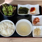 焼肉あぶる。 - ミックスホルモンランチ ¥990 の定食セット