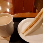 カフェ・ベローチェ - カフェオレ：330円、ピーナッツサンド：150円 (2023/9)