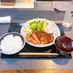 なんか喰ぃ亭 - 肉盛り定食