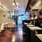 OSTERIA TOTTO - 店内のテーブル席の風景です