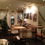 ミエルカフェ - とっても可愛いお店です。各椅子にブランケットが♫