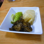 典 - お新香も250円。よく漬かってます。