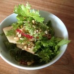 サーカス - リンゴとワサビ菜と木の実のバルサミコ和え