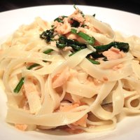 オステリア・トット - パスタランチ 950円 のサーモンとほうれん草のタリアテッレ