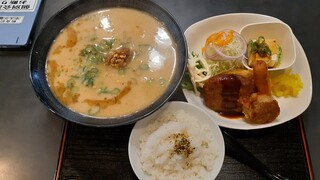 Taiwan Ramen Gyozatacchan - 満腹ランチ（とんこつラーメン）