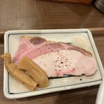 Tsukemen Sanada - 味玉・鶏ほぐし つけめんのチャーシュー2枚・メンマ・瀬戸の藻塩