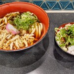 うどん そば 壺屋 - ミニどて煮丼と麺類のセット630円(画像はおうどん)