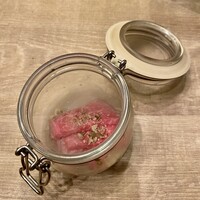 鉄板焼きWAGYU LIVERARY - 和牛　低温調理　瞬間燻製
                      下に根セロリのサラダ