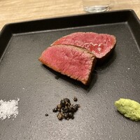 鉄板焼きWAGYU LIVERARY - 最高級黒毛和牛ステーキ　シャトーブリアン
                    ステーキは甘だれで調理されています。それにクリスタルシーソルト、醤油漬けの黒胡椒、わさびをお好みで付けていただきます。