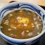 麺や なないち - 温玉が浮いたつけ汁