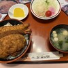 Tsuruga Yoroppa Ken - ミンチカツ、エビ、チキンカツの乗ったデラックス丼セット。