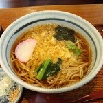 Zenshin An - たぬきそば（600円）。中太くらいでいかにも手打ち。歯ごたえよく絶妙。汁は素材のバランスがとれていて風味豊か