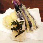 讃岐うどん 今雪 - モチ天、ナスビ天、後ろにジャガイモ天（隠れてて残念）