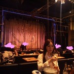 ベティのマヨネーズ - ●飲み放題コース（簡単なスナック菓子と焼酎とお茶やジュースなど）５０００円ポッキリ
      
      店内は映画館のように広く席はステージに一方方向に向いています。
      