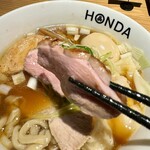 本田麺業 - 「特上らあめん醤油」の厳選炙り鴨ロースト
            2023年12月16日