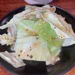 やきとり 廣木 - お通し（塩だれキャベツ）380円！