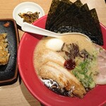 Hakata Ippuudou - 極・赤丸新味：バリ盛＆餃子（8個）