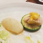 キッチン ブルー グローブ - ズッキーニに、ひめ鯛を乗せます