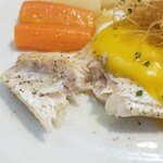 キッチン ブルー グローブ - ひめ鯛をカット