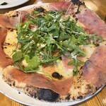 ラ・ピッツァ ドォーロ - ルッコラと生ハムのピザ 2,000円