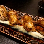 穴子料理と地酒 浅草 川井 - 穴子の握り(ツメがイイ感じ)