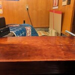 登良屋 - カウンター越し