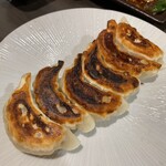 三熙 - 餃子、1人2個ずつ