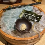 寅八商店 - 泳ぎイカのお造り。右のゲソとエンペラは塩焼き又は天麩羅に。