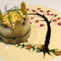 ラ ペ - ホワイトアスパラガスとカニのシャルロット仕立て