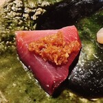 すが弥 - カツオにやま山葵ネギオカカを乗っけたところ