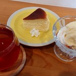 NAGI COFFEE - アップルティー＆ランチのデザート(お芋パフェ、チーズケーキ)
