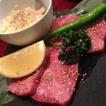 ホルモン・焼肉 キムチ - 厚切り牛タン（ネギ別盛り）