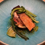 レフ アオキ - メイン 魚 ：サバのポワレ　ソース ヴェルジュ ジャガイモと小松菜