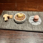 YAKITORI 燃 es - アミューズ　鶏パテとキノコのサブレ　スモークチキンのビスケット　苺メレンゲとフォアグラテリーヌ
