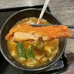 Koko Ichiban Ya - 「期間限定 骨付きチキンスープカレー」の骨付きチキン断面。何だかパイコーみたいに薄かったですが、味は良かったです。