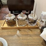 欧風カレー ボンディ - 左から福神漬け、らっきょ、レーズン！