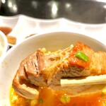 銀座 WHITE CROWN とんかつ - 豚角煮カレースープにはゴロッとした角煮が